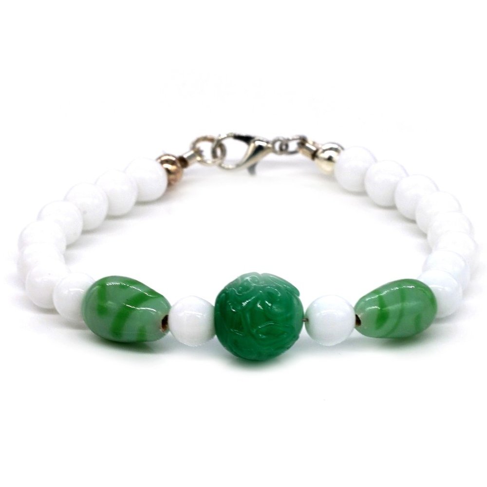 Bracelet with Aventurine stone and white milk beads.